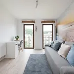 Spacious 3city With Four Bedrooms And Desk In By Renters Apartman