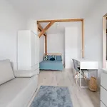 Spacious 3city With Four Bedrooms And Desk In By Renters *