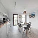 Spacious 3city With Four Bedrooms And Desk In By Renters
