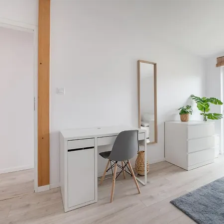 アパート Spacious 3city With Four Bedrooms And Desk In By Renters グディニャ