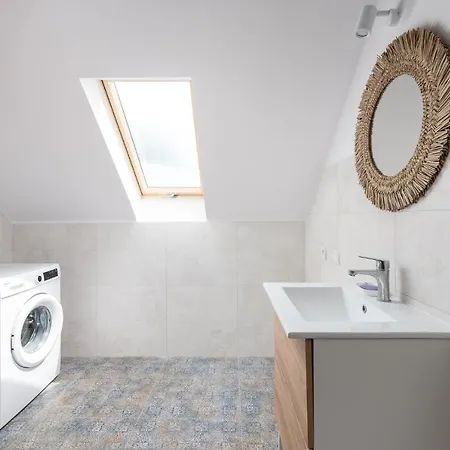 アパート Spacious 3city With Four Bedrooms And Desk In By Renters