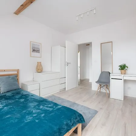 Spacious 3city With Four Bedrooms And Desk In By Renters アパート グディニャ