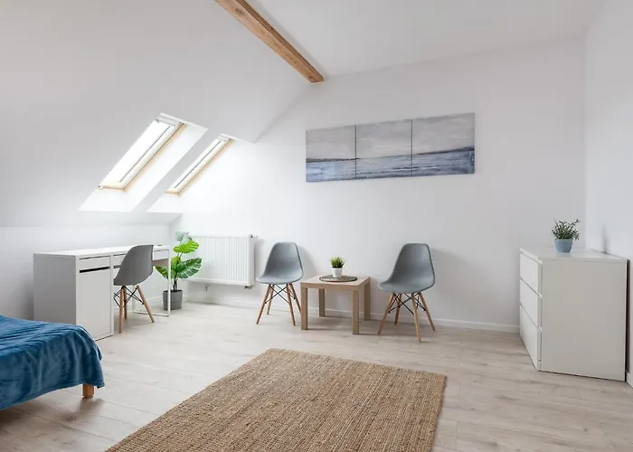 Spacious 3city With Four Bedrooms And Desk In By Renters Gdyně