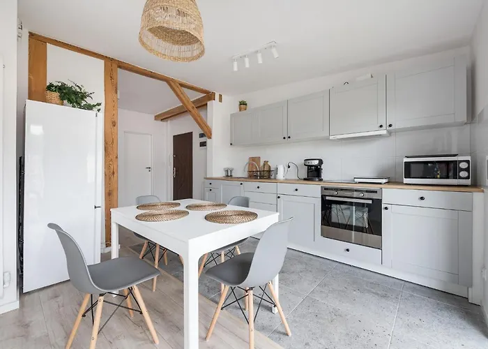 Spacious 3city With Four Bedrooms And Desk In By Renters