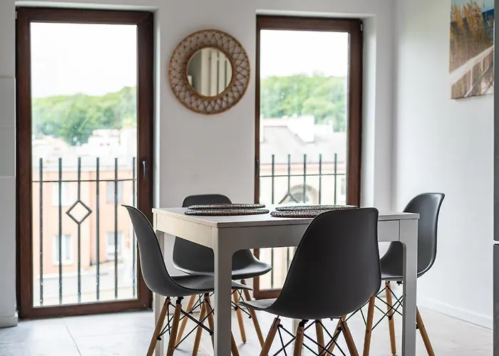 Spacious 3city With Four Bedrooms And Desk In By Renters