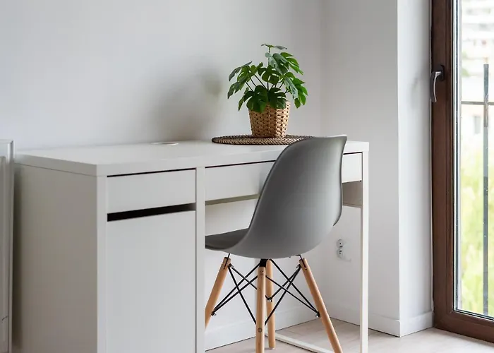 Spacious 3city With Four Bedrooms And Desk In By Renters Gdynia