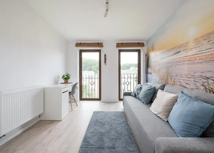 Spacious 3city With Four Bedrooms And Desk In By Renters Apartament