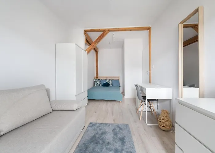 Spacious 3city With Four Bedrooms And Desk In By Renters *