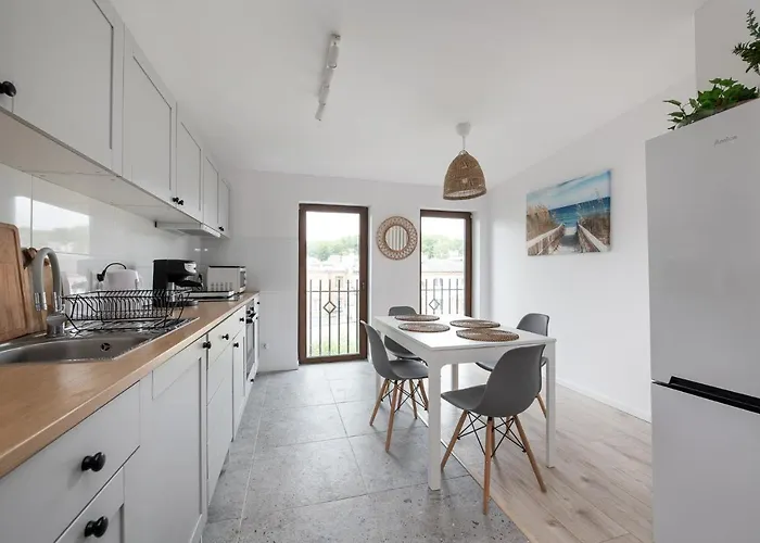 Spacious 3city With Four Bedrooms And Desk In By Renters