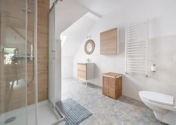 Spacious 3city With Four Bedrooms And Desk In By Renters Apartament *