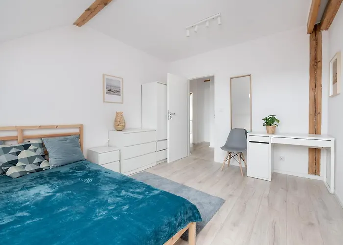 Spacious 3city With Four Bedrooms And Desk In By Renters Apartament Gdynia