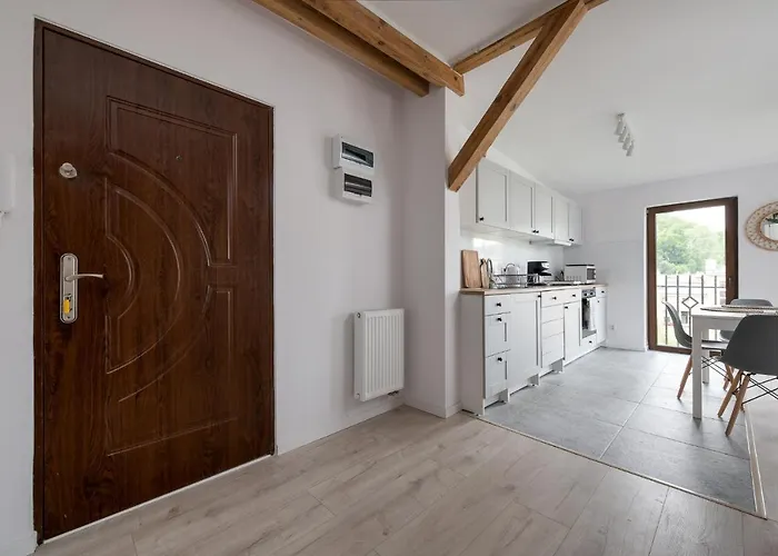 Spacious 3city With Four Bedrooms And Desk In By Renters *